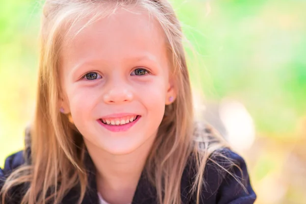 Ritratto di adorabile bambina all'aperto in una bella giornata autunnale — Foto Stock