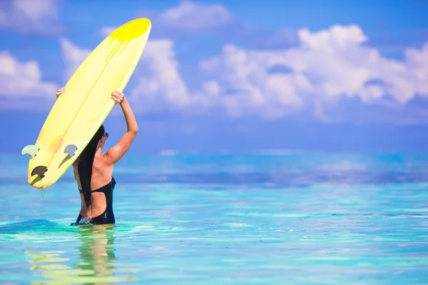 Mujer surfista hermosa surfeando durante las vacaciones de verano — Foto de Stock