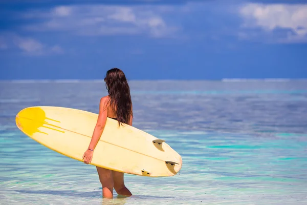 Mooie surfer vrouw surfen tijdens de zomervakantie — Stockfoto