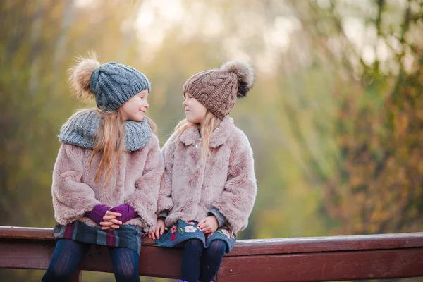 Kleine schattige meisjes buiten op warme zonnige herfstdag — Stockfoto
