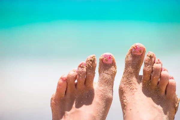 Zbliżenie żeńskich stóp na białej piaszczystej plaży — Zdjęcie stockowe