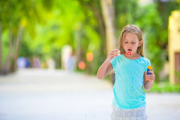 Retrato de adorable niña al aire libre en hermoso día de otoño —  Fotos de Stock