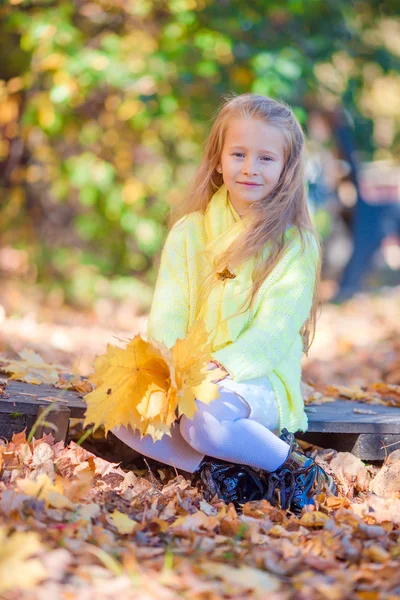 Açık havada güzel sonbahar günü, sevimli küçük kız — Stok fotoğraf