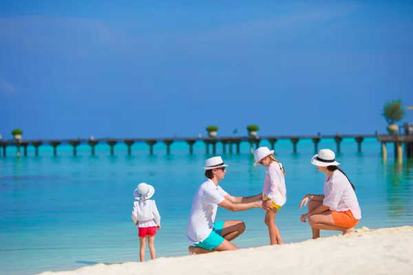 Felice bella famiglia sulla spiaggia bianca vacanza — Foto Stock