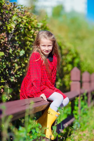 Adorable niña al aire libre en hermoso día de otoño — Foto de Stock