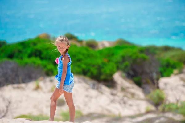Aranyos kislány a strandon nyári vakáció — Stock Fotó
