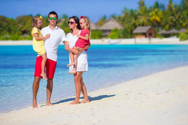 Onnellinen kaunis perhe valkoisella rannalla loma — kuvapankkivalokuva