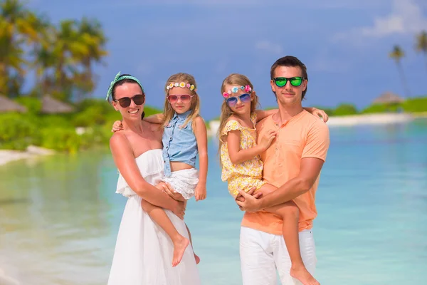 Retrato de hermosa familia de cuatro en vacaciones en la playa — Foto de Stock