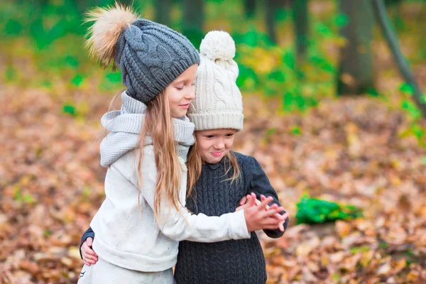 Pequeñas chicas adorables al aire libre en el cálido día soleado de otoño — Foto de Stock