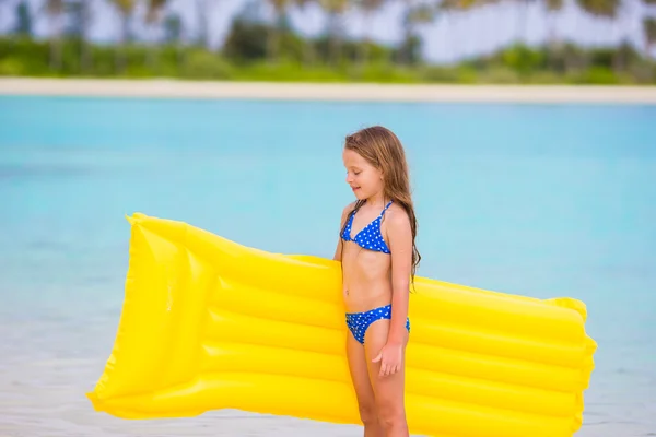 Niña adorable con colchón inflable del aire durante vacaciones de la playa —  Fotos de Stock