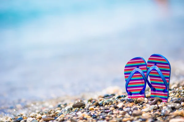 Kids flip flop on beach in front of the sea — Stock Photo, Image