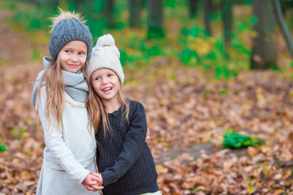 Små söta flickor utomhus på varm solig höstdag — Stockfoto