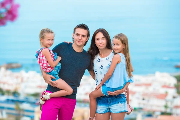 Семья на европейском пляжном отдыхе — стоковое фото