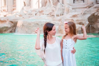 Trevi Çeşmesi, Roma, İtalya, iyi şans için aile anne ve kız trowing para seyahat. Mutlu aile Avrupa'da onların İtalyan tatil tatil keyfini çıkarın. Küçük kız geri dönmek bir dilek yapma.