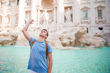 Mutlu bir adam turist trowing paralar, Trevi Çeşmesi, Roma, İtalya için iyi şanslar. Beyaz adam geri dönmek bir dilek yapma.