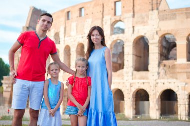 Roma'da Colosseum arka plan üzerinde İtalyan tatilde dört Mutlu aile