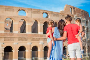 Dört mutlu aile Colosseum arka plan Üzerinde İtalyan tatil keyfini çıkarın. Roma'da İtalyan Avrupa aile tatil