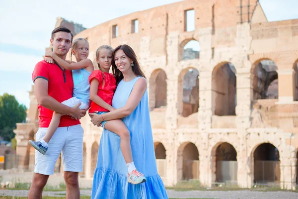 Familia feliz en Roma sobre el fondo del Coliseo. Vacaciones italianas europeas juntos —  Fotos de Stock