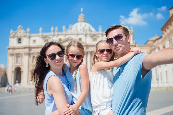 Feliz familia joven tomando selfie en la iglesia de la Basílica de San Pedro en la ciudad del Vaticano, Roma. Feliz viaje padres e hijos haciendo foto autofoto en vacaciones europeas en Italia . — Foto de Stock