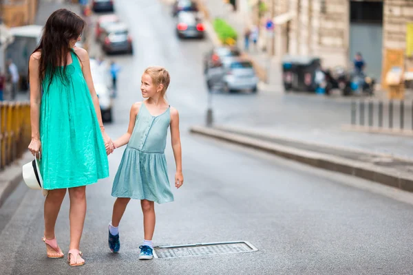 Gelukkig moeder en schattig meisje in Rome tijdens zomer Italiaanse vakantie. Europese familievakantie. — Stockfoto