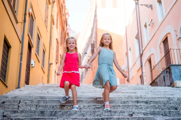 Moda adorável meninas pequenas ao ar livre na cidade europeia — Fotografia de Stock