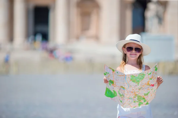 Entzückendes kleines Mädchen mit Touristenkarte auf dem Petersplatz in Italien. Glückliches Toodler-Kind genießt italienischen Urlaub in Europa. — Stockfoto