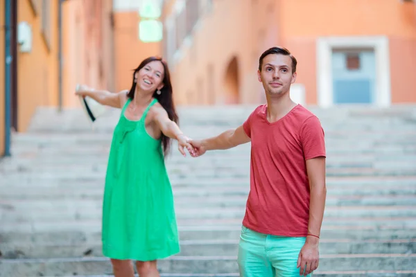 Romantic couple holding hands on Steps in Rome enjoy italian holidays. Happy lovers walking on the travel landmark tourist attraction — Stock Photo, Image