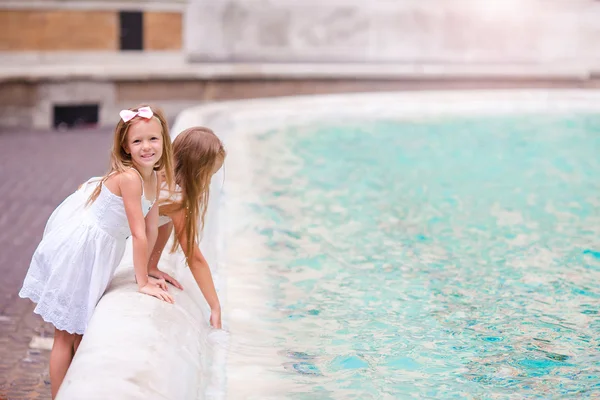 ローマのトレビの泉の近くの愛らしい女の子。幸せな子供たちはイタリアでのヨーロッパの休暇を楽しむ — ストック写真