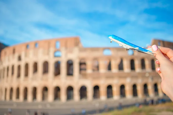 Colosseum arka planında yakın plan oyuncak uçak. Roma 'da İtalyan Avrupa tatili. Hayal gücü kavramı. — Stok fotoğraf