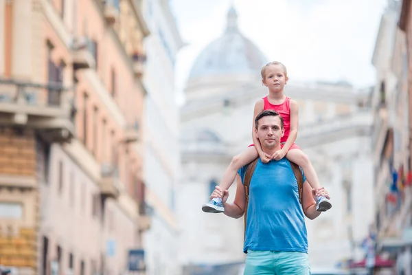 Rodzina w Europie. Szczęśliwy ojciec i mała urocza dziewczyna w Rzymie podczas letnich włoskich wakacji — Zdjęcie stockowe
