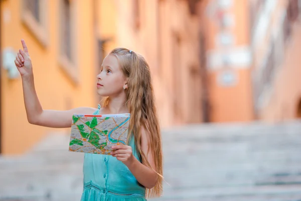 Adorable niña con mapa turístico en las calles romanas de Italia. Feliz niño toodler disfrutar de vacaciones italianas en Europa . — Foto de Stock