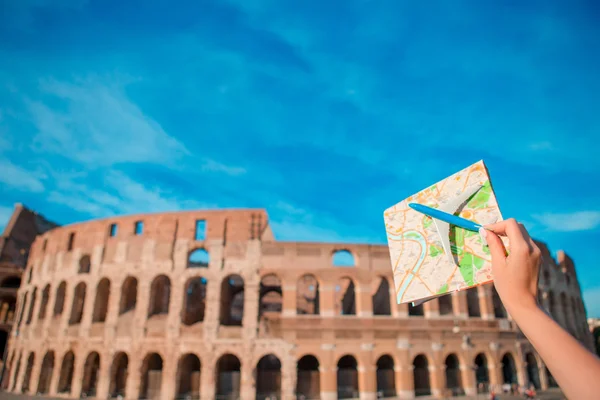 Colosseum arka plan üzerinde closeup turistik harita ve oyuncak uçak. Roma'da İtalyan Avrupa tatili. Hayal gücü kavramı. — Stok fotoğraf