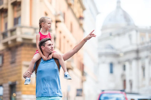 Feliz padre y niña adorable en Roma durante las vacaciones italianas de verano —  Fotos de Stock