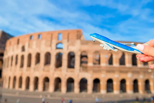 Colosseum arka planında yakın plan oyuncak uçak. Roma 'da İtalyan Avrupa tatili. Hayal gücü kavramı. — Stok fotoğraf