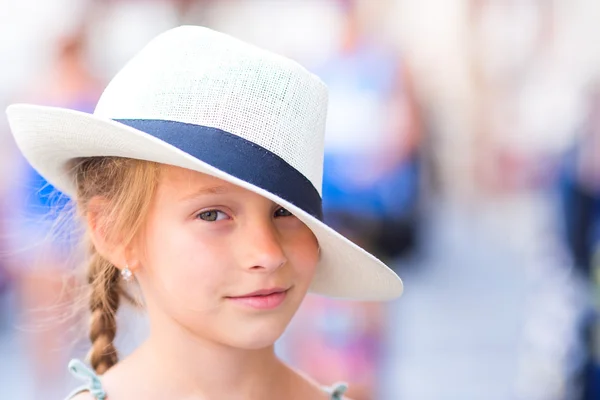 Adorable niña feliz al aire libre en la ciudad europea. Retrato de niño caucásico disfrutar de vacaciones de verano en Roma —  Fotos de Stock