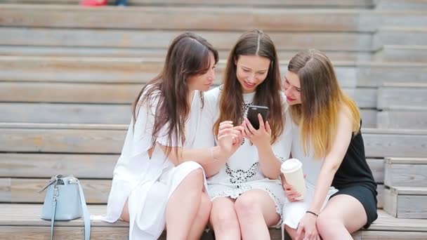 Stile di vita selfie ritratto di giovani ragazze positive divertirsi e fare selfie. Concetto di amicizia e divertimento con nuove tendenze e tecnologie. Migliori amici salvando il momento con il moderno smartphone — Video Stock