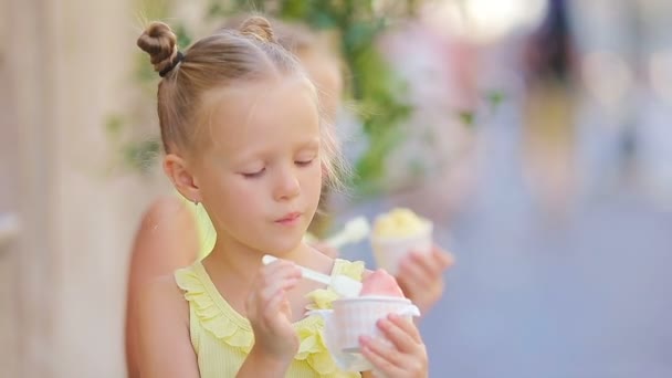 Schattig meisje dat 's zomers buiten ijs eet. Schattig kind geniet van echte Italiaanse gelato in de buurt van Gelateria in Rome — Stockvideo