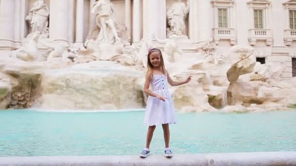 Adorable petite fille arrière-plan Fontaine de Trevi, Rome, Italie. Happy toodler enfant profiter de vacances italiennes en Europe . — Video