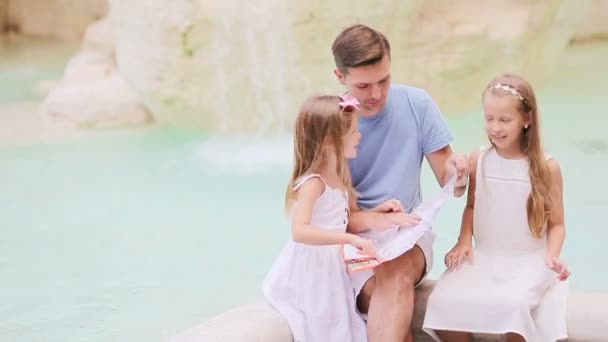 Familie mit touristischer Landkarte nahe Fontana di Trevi, Rom, Italien. Glücklicher Vater und Kinder genießen italienischen Urlaub in Europa. — Stockvideo