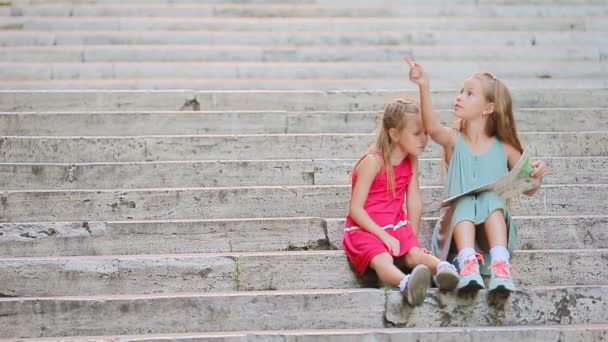 Adorable petite fille regardant la carte touristique dans les rues romaines en Italie. Happy toodler enfants profiter de vacances italiennes en Europe . — Video