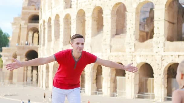 Joven padre y niña que tienen fondo divertido Coliseo, Roma, Italia. Retrato familiar en lugares famosos de Europa — Vídeos de Stock