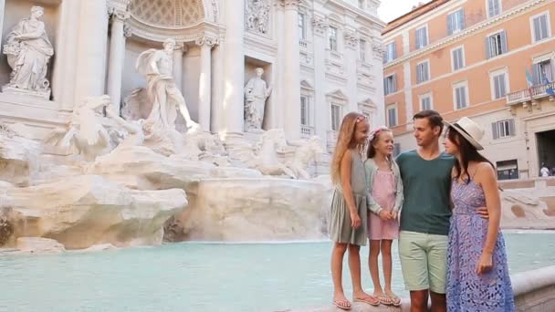 가족은 이탈리아 로마 폰타나 디 트레비 근처에 있다. 행복 한 부모들 과 아이들은 유럽에서 이탈리아의 휴가를 즐긴다. — 비디오
