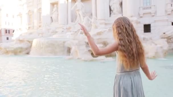 Imádnivaló kislány háttér Trevi Fountain, Róma, Olaszország. Boldog toodler gyerek élvezni olasz nyaralás nyaralás Európában. — Stock videók