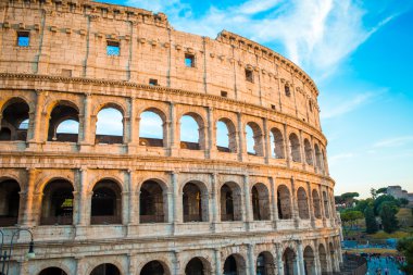 Colosseum veya Coliseum arka plan mavi gökyüzü Roma, İtalya