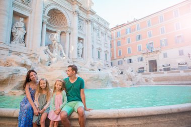 Fontana di Trevi, Roma, İtalya, aile portresi. Mutlu ebeveynler ve çocuklar Avrupa'da İtalyan tatil tatil keyfini.