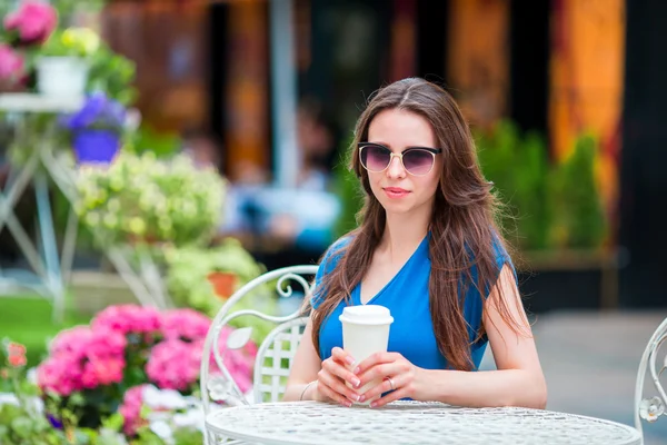 幸福年轻的城市女人与现代移动和在欧洲户外咖啡馆的咖啡。白种人旅游享受她欧洲度假在空城 — 图库照片