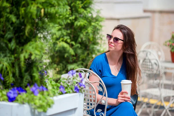 Moda menina feliz beber café no café ao ar livre. Menina caucasiana desfrutar de dia quente no café ao ar livre . — Fotografia de Stock