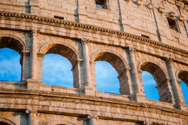 Colosseum veya Coliseum arka plan mavi gökyüzü Roma, İtalya — Stok fotoğraf