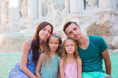 Fontana di Trevi, Roma, İtalya, aile portresi. Mutlu ebeveynler ve çocuklar Avrupa'da İtalyan tatil tatil keyfini.