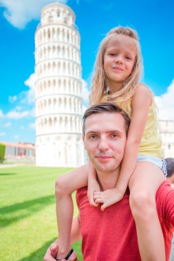 Aile portresi. Pisa 'daki Öğrenme Kulesi. Pisa - Avrupa 'nın ünlü yerlerine seyahat.